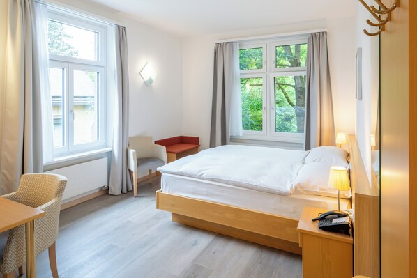 Muebles diferentes, escritorio y espacio para trabajar con laptop