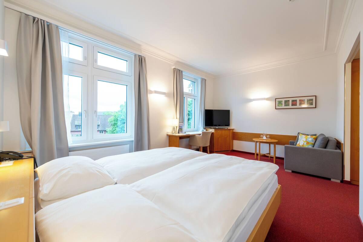 grand room | individually furnished, desk, laptop workspace, blackout curtains