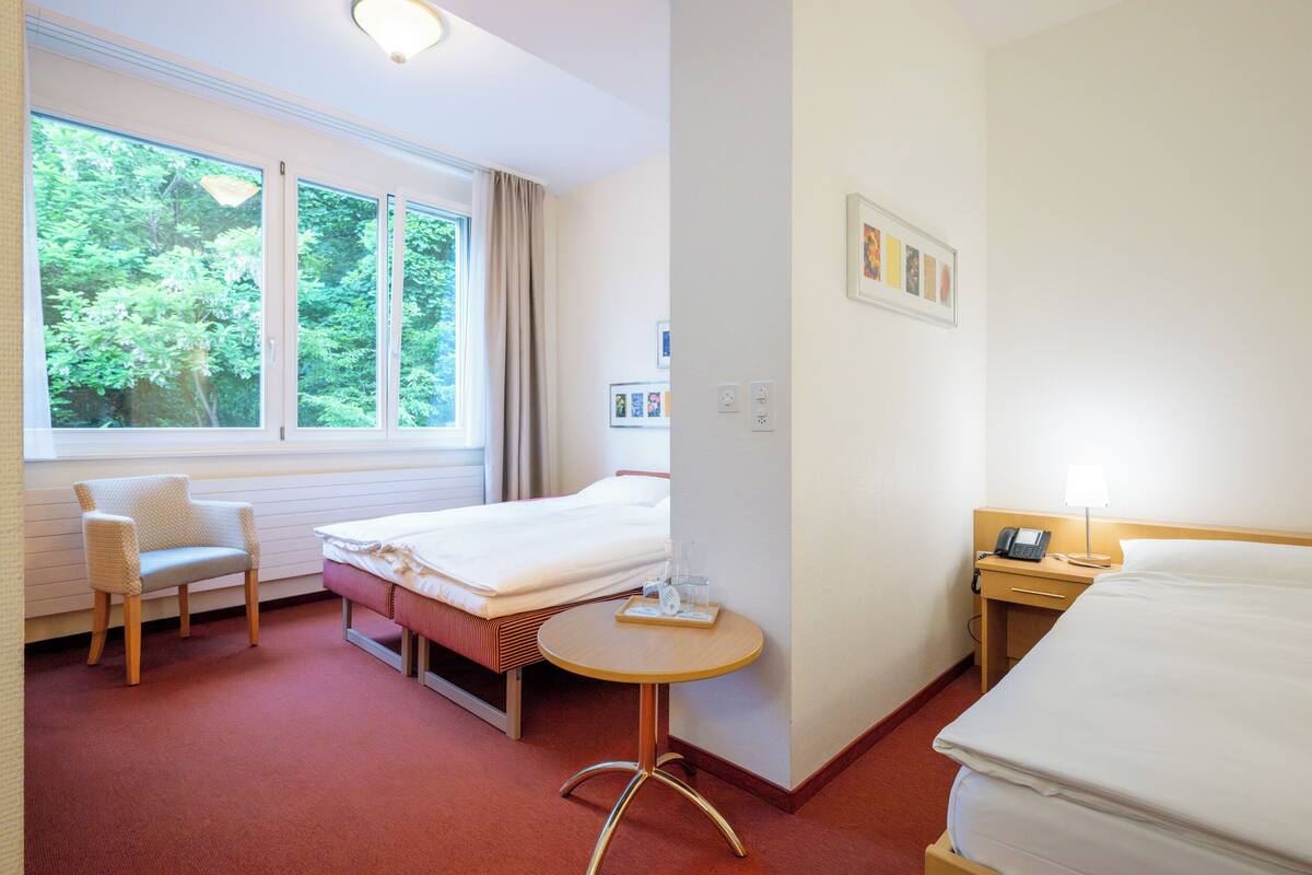 Kamar Quadruple Comfort | Meja kerja, ruang kerja ramah laptop, dan tirai kedap cahaya