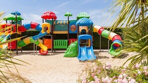 Área de juegos infantiles al aire libre