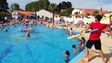 Piscine couverte, piscine extérieure, chaises longues