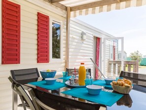 Cottage (Alizé) | Terrace/patio - Yelloh Village Le Chaponnet (Brem Sur Mer)