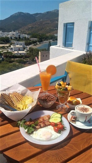 Daily cooked-to-order breakfast (EUR 10 per person) - Hotel Saint George Valsamitis (Amorgos)