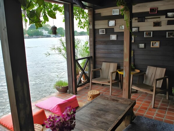Outdoor dining - LOY LA Long Hotel (Bangkok)