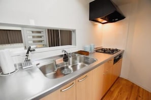 Fridge, microwave, stovetop, cookware/dishes/utensils - Randor Residence Tokyo Classic (Tokyo)