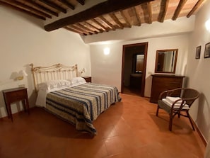 1 habitación, tabla de planchar con plancha, wifi gratis y ropa de cama