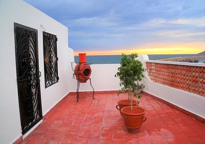 "Dar Stah": apartment with terrace overlooking the sea and port.