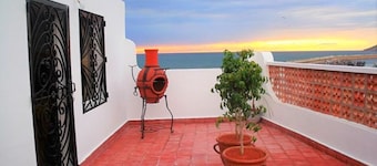 Lägenhet i en riad med terrass med utsikt över havet