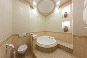 Kostenlose Toilettenartikel, Haartrockner, Bademäntel, Hausschuhe