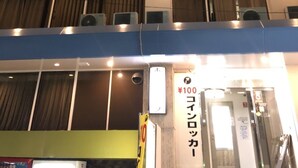 Ein Gebäude mit einem Schild, das einen Zimmerpreis von 100 Yen anzeigt.