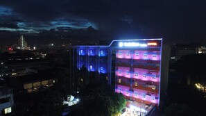 Un hotel de varios pisos con un letrero llamativo que indica que se trata de un hotel.