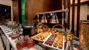 Un buffet proposant une variété de plats, une grande fenêtre et un intérieur en bois.