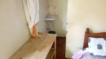 Double Room | Desk, bed sheets