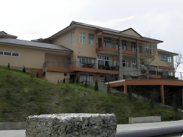 A multi-story building with a flat roof, large windows, and a balcony. - Dream World Resort (Ranau)