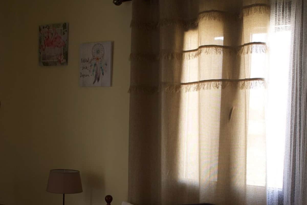 Maison Traditionnelle | 3 chambres, rideaux occultants, chambres insonorisées