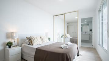 4 habitaciones, escritorio y tabla de planchar con plancha