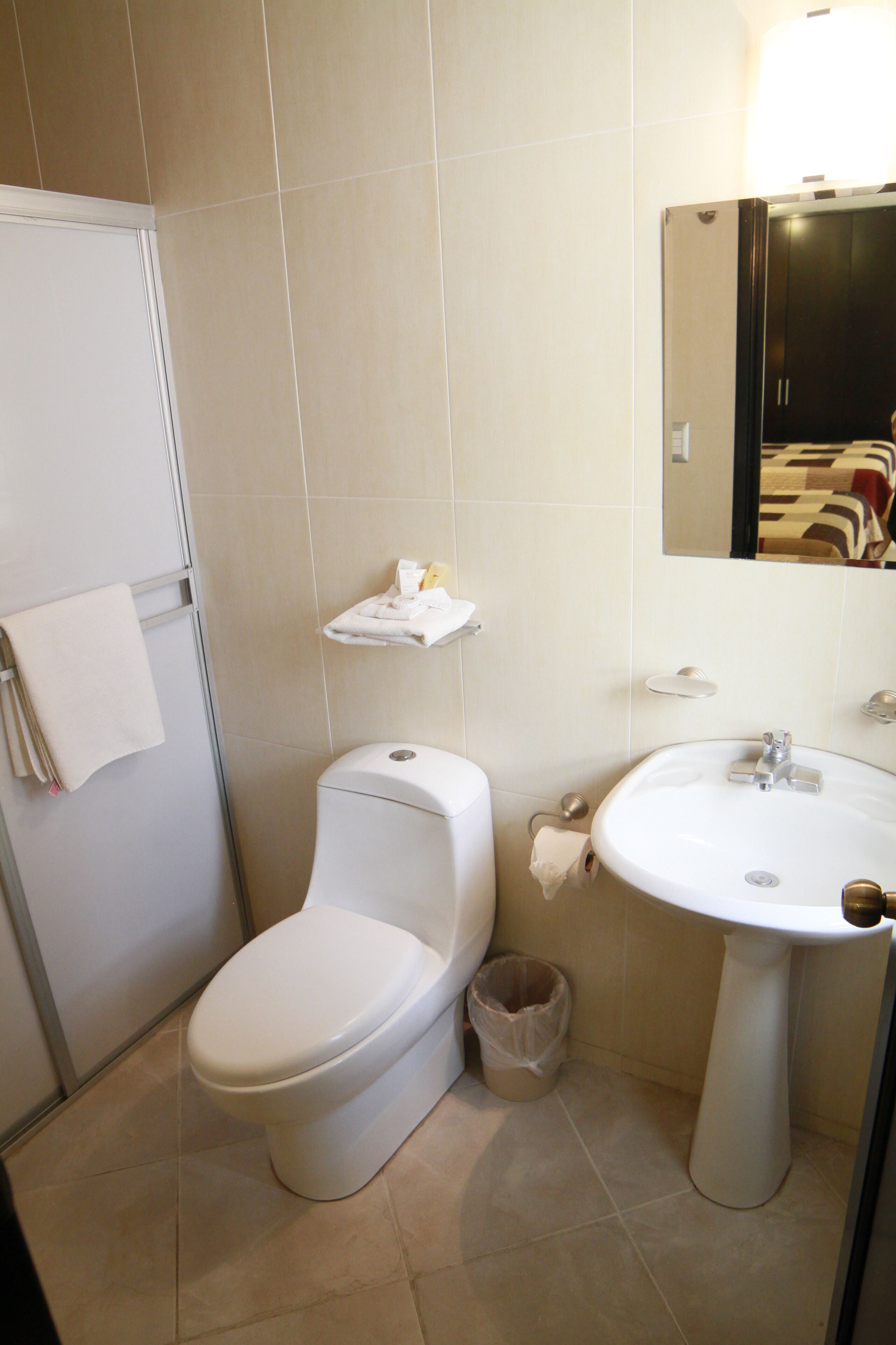 junior room | bathroom | shower, towels