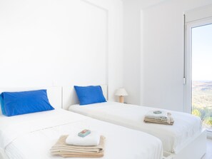 6 bedrooms, desk, iron/ironing board, WiFi