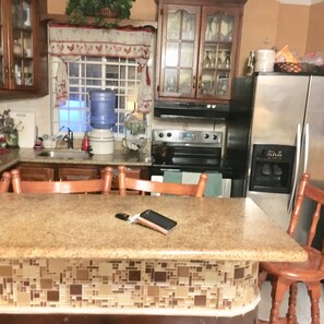 Micro-ondes, batterie de cuisine, vaisselle et ustensiles