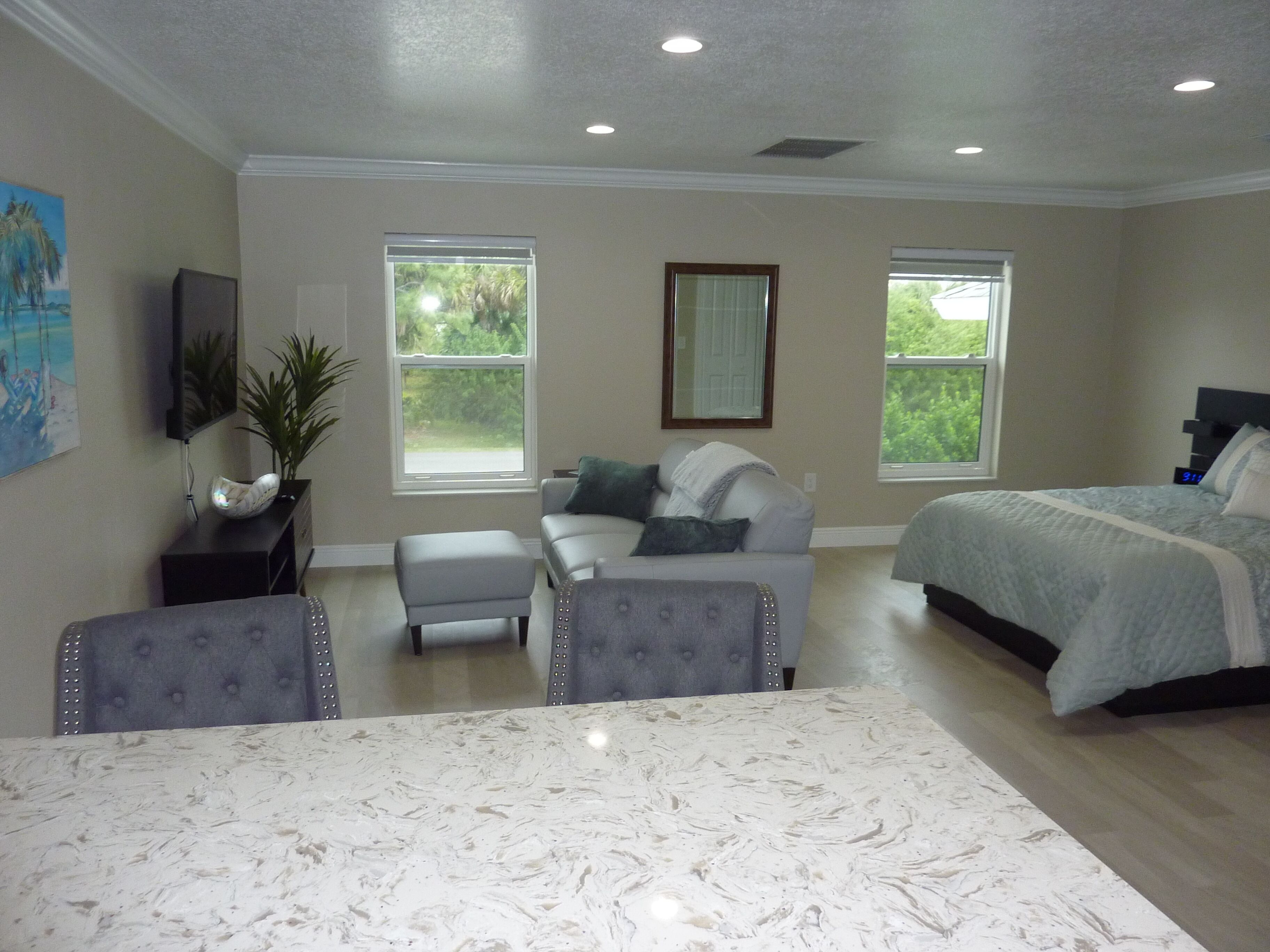 New Studio Apartment...Free internet...Privacy, Close to the Mall.