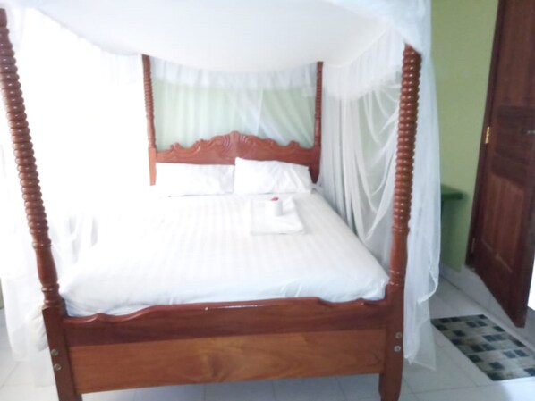 Single Room | Iron/ironing board, free WiFi, bed sheets