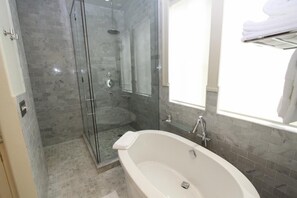 Badewanne, Haartrockner, Handtücher