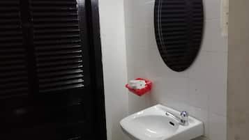 Basic Cabin, Non Smoking | Bathroom | Shower, free toiletries, towels, toilet paper
