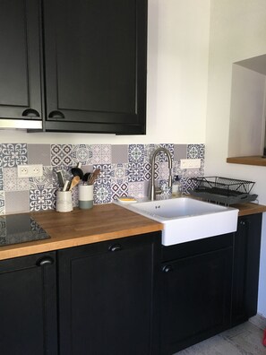 Réfrigérateur, micro-ondes, four, plaque de cuisson