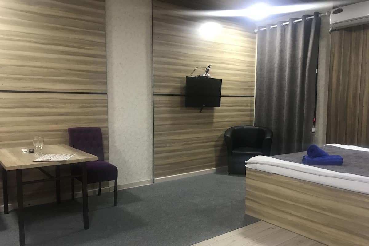 Luxury Double Room | Desk, free WiFi