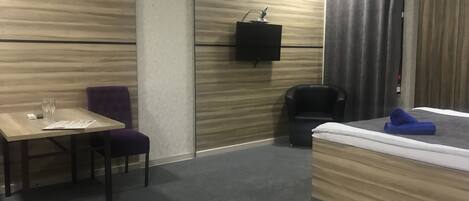 Luxury Double Room | Meja, Wi-fi percuma