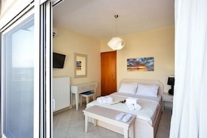 1 habitación, caja de seguridad en la habitación y escritorio 
