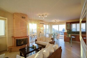 Appartamento, balcone | Soggiorno | TV a schermo piatto