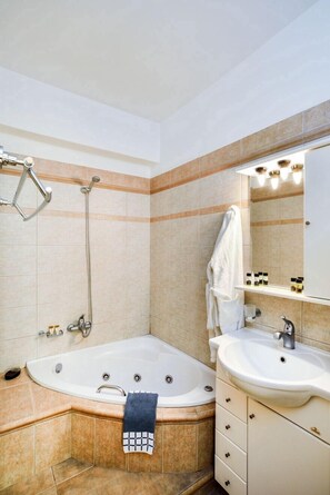Apartment, Balcony | Bathroom | Bathtub, hair dryer, slippers, towels - Elia Selinou (Chania)