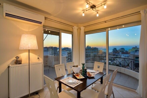 Apartment, Balkon | Essbereich im Zimmer