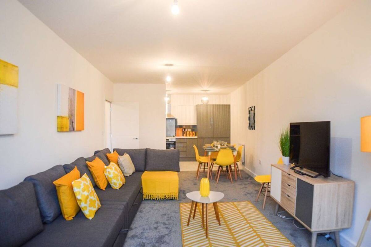 디럭스 아파트 (Sleeps 5) | 거실 공간 | 디지털 채널 시청이 가 능한 32인치 TV