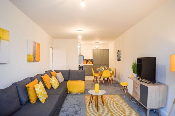 Deluxe-huoneisto (Sleeps 5) | Oleskelualue | 32–tuumainen televisio, jossa digitaalikanavat