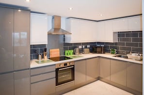 Deluxe-huoneisto (Sleeps 4) | Yksityinen keittiö | Jääkaappi, mikroaaltouuni, uuni, liesi