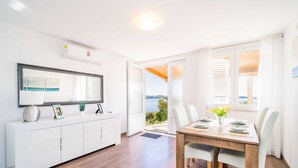 Leilighet (One Bedroom Apartment) | Oppholdsrom | En 25-tommers Flatskjerm-TV med Parabol-TV samt TV