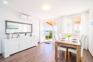 Apartment (One Bedroom Apartment) | Wohnzimmer | 25-Zoll-Flachbildfernseher mit Satellitenempfang, Fernseher