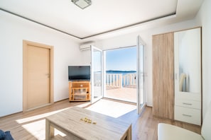 Apartment (1 Bedroom Apt with Balcony n Sea View) | Wohnzimmer | 25-Zoll-Flachbildfernseher mit Satellitenempfang, Fernseher