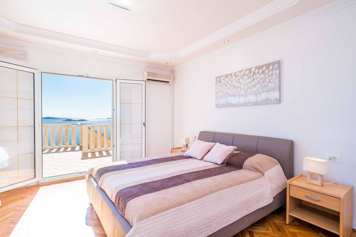 Studio (Studio) | Wohnzimmer | 25-Zoll-Flachbildfernseher mit Satellitenempfang, Fernseher