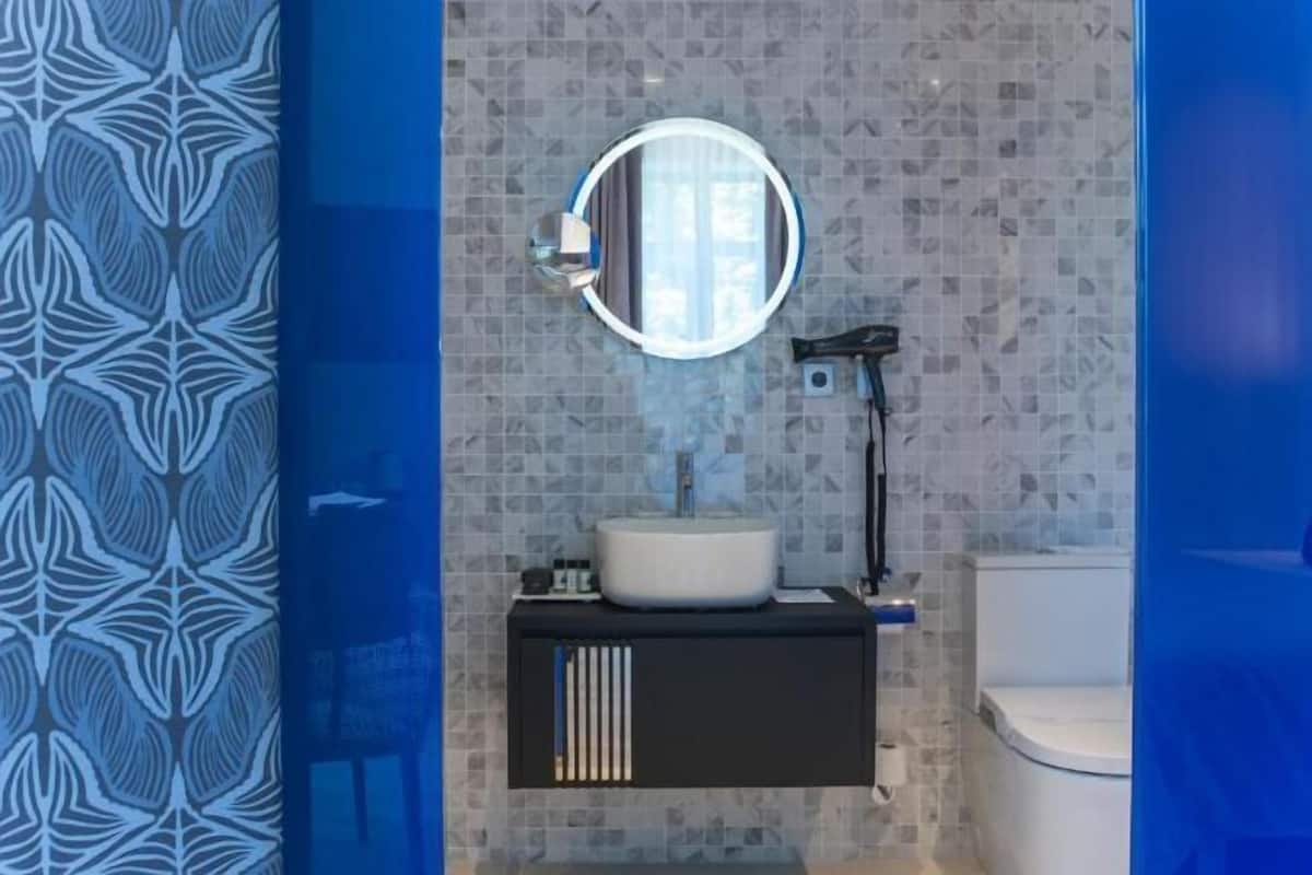Douche, douche à « effet pluie », articles de toilette de luxe