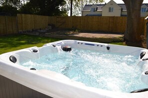 Outdoor spa tub - Romney House (Hythe)