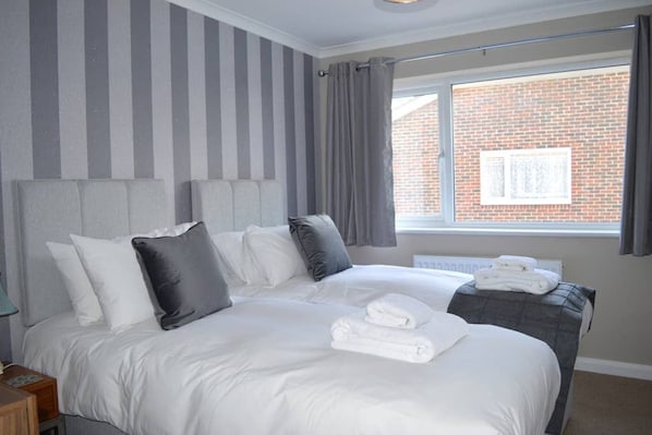 House, 5 Bedrooms (Sleeps 10) | 5 bedrooms, individually decorated, individually furnished, desk - Romney House (Hythe)