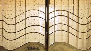 A close-up of a decorative glass door with a geometric pattern and the word "TIRANE" etched on the lower part. - Locanda Amerigo dal 1934 (Valsamoggia)