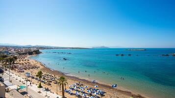 بالقرب من الشاطئ، رمال بيضاء