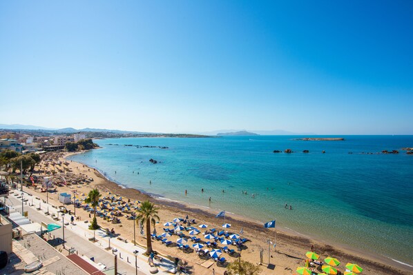 Ubicación cercana a la playa y arena blanca