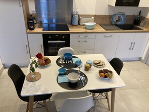 Een koelkast, een microgolfoven, een oven, een kookplaat