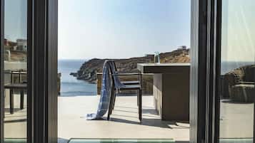 Eos Villa with Private Hot Tub and Sea View | Teras/patio