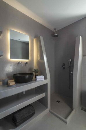 Villa Selene with Private Pool and Sea View | Badezimmer | Dusche, Regendusche, kostenlose Toilettenartikel, Haartrockner
